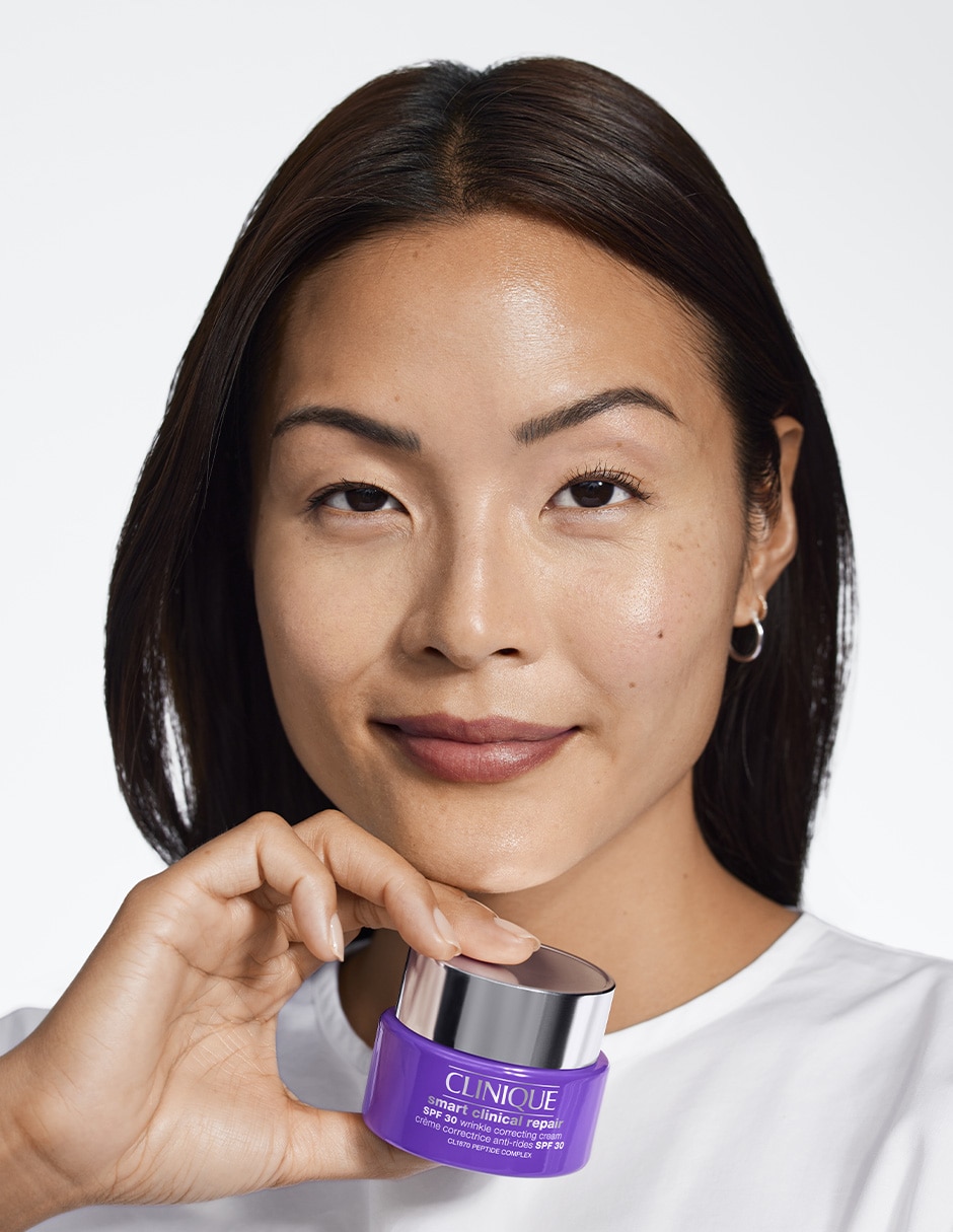 Crema facial recomendada para prevenir signos de la edad de día Smart Clinical Repair para todo tipo piel 16