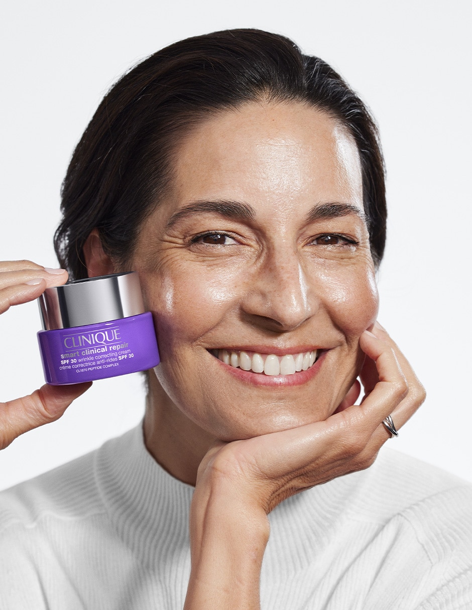 Crema facial recomendada para prevenir signos de la edad de día Smart Clinical Repair para todo tipo piel 17
