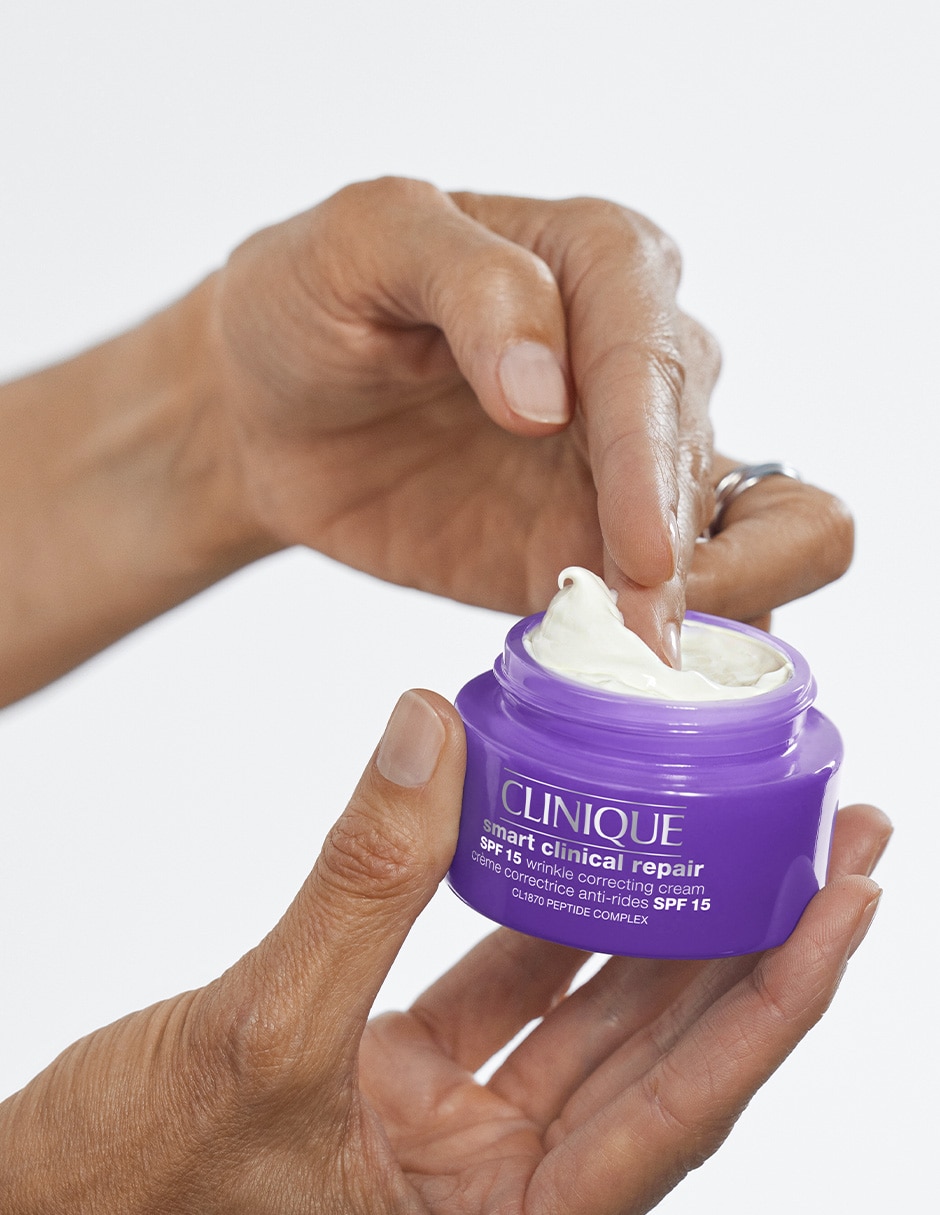 Crema facial recomendada para prevenir signos de la edad de día Smart Clinical Repair para todo tipo piel 18