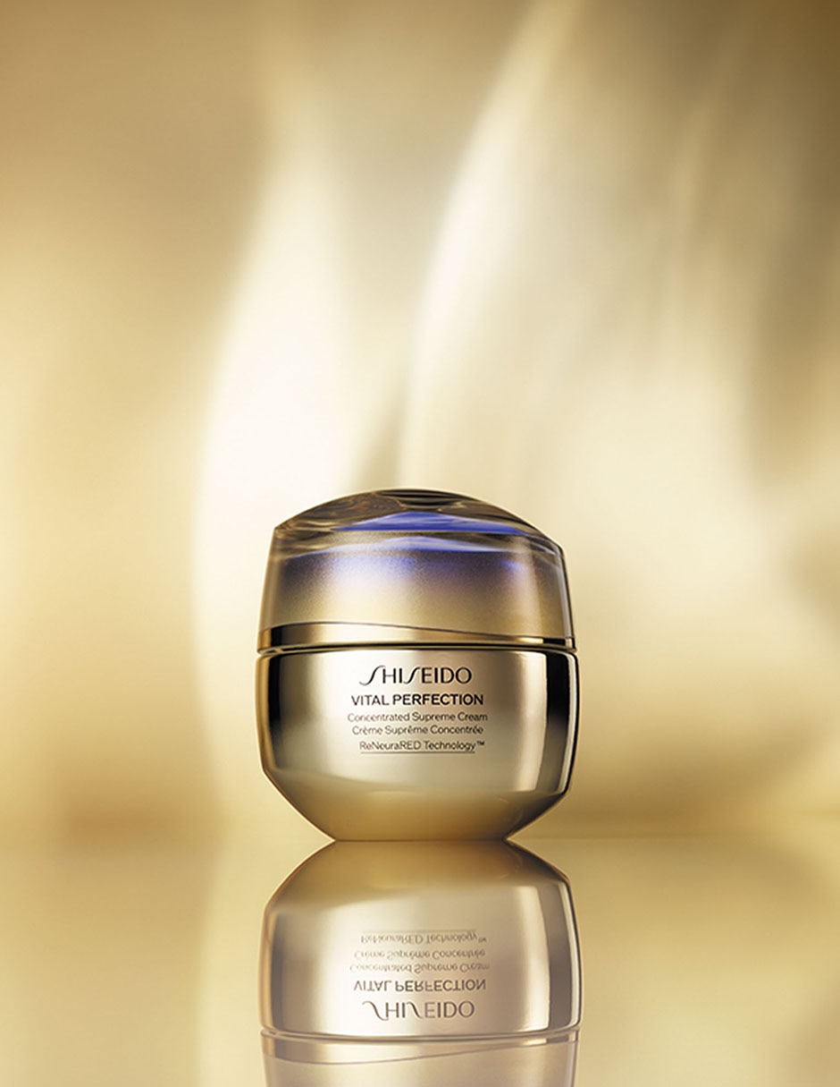 Crema facial recomendada para prevenir signos de la edad de día Vital Perfection para todo tipo piel 4
