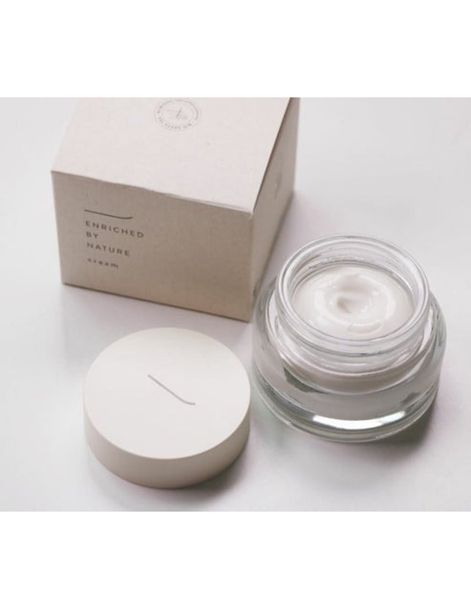 Crema facial recomendada para humectar de día y noche Enriched by Nature para piel normal y mixta 2