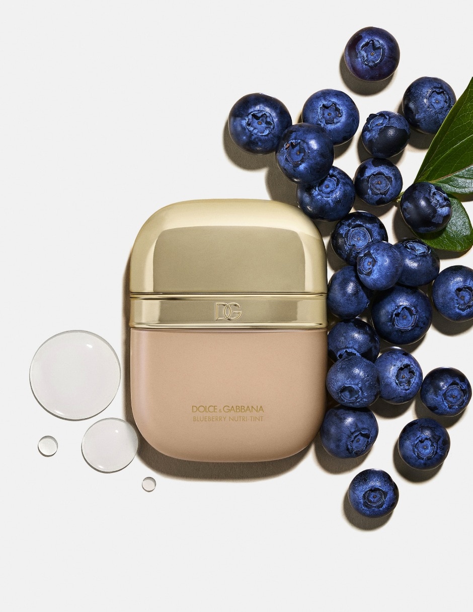 Base de maquillaje líquida Dolce&Gabbana Blueberry Nutri-Tint brillante