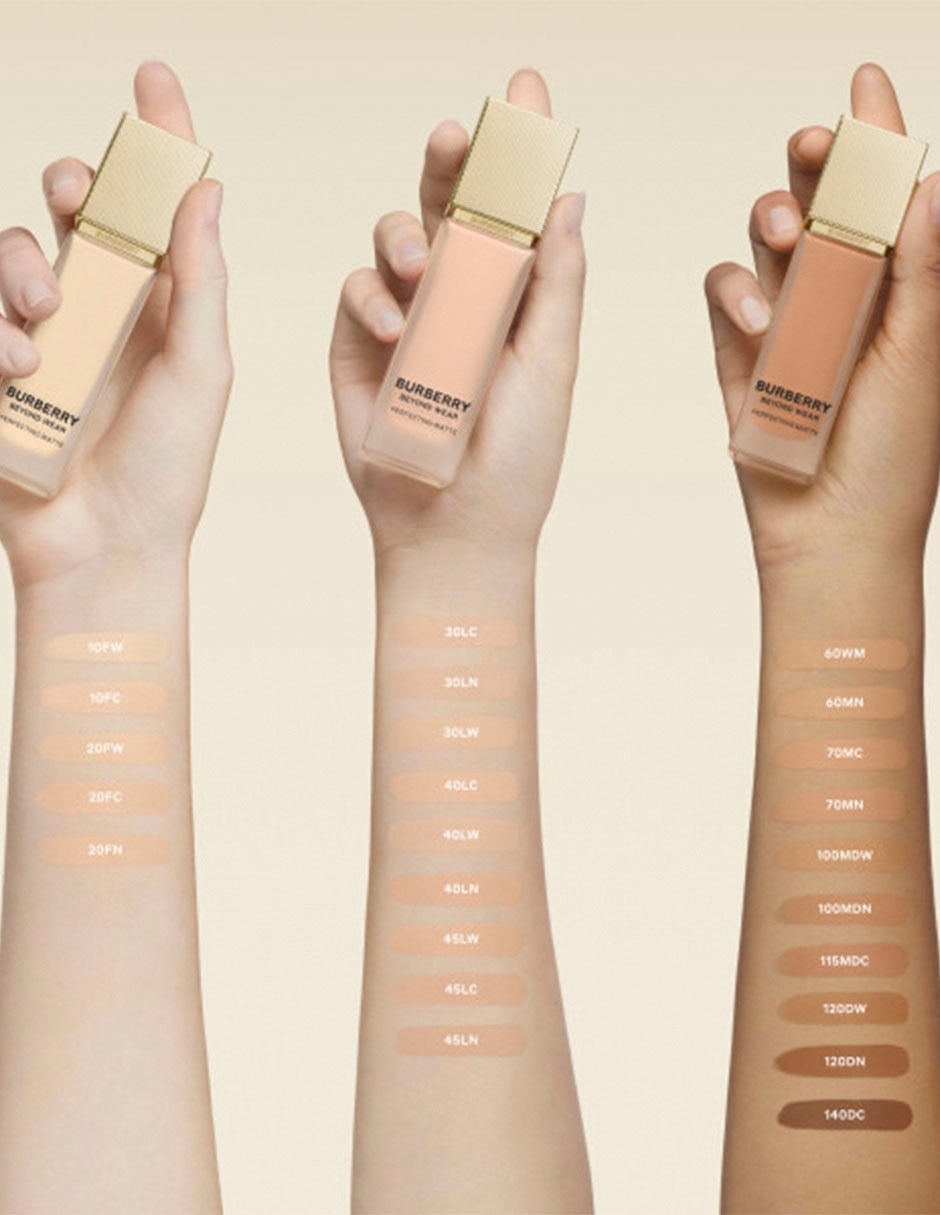 Base de maquillaje líquida beyond wear mate